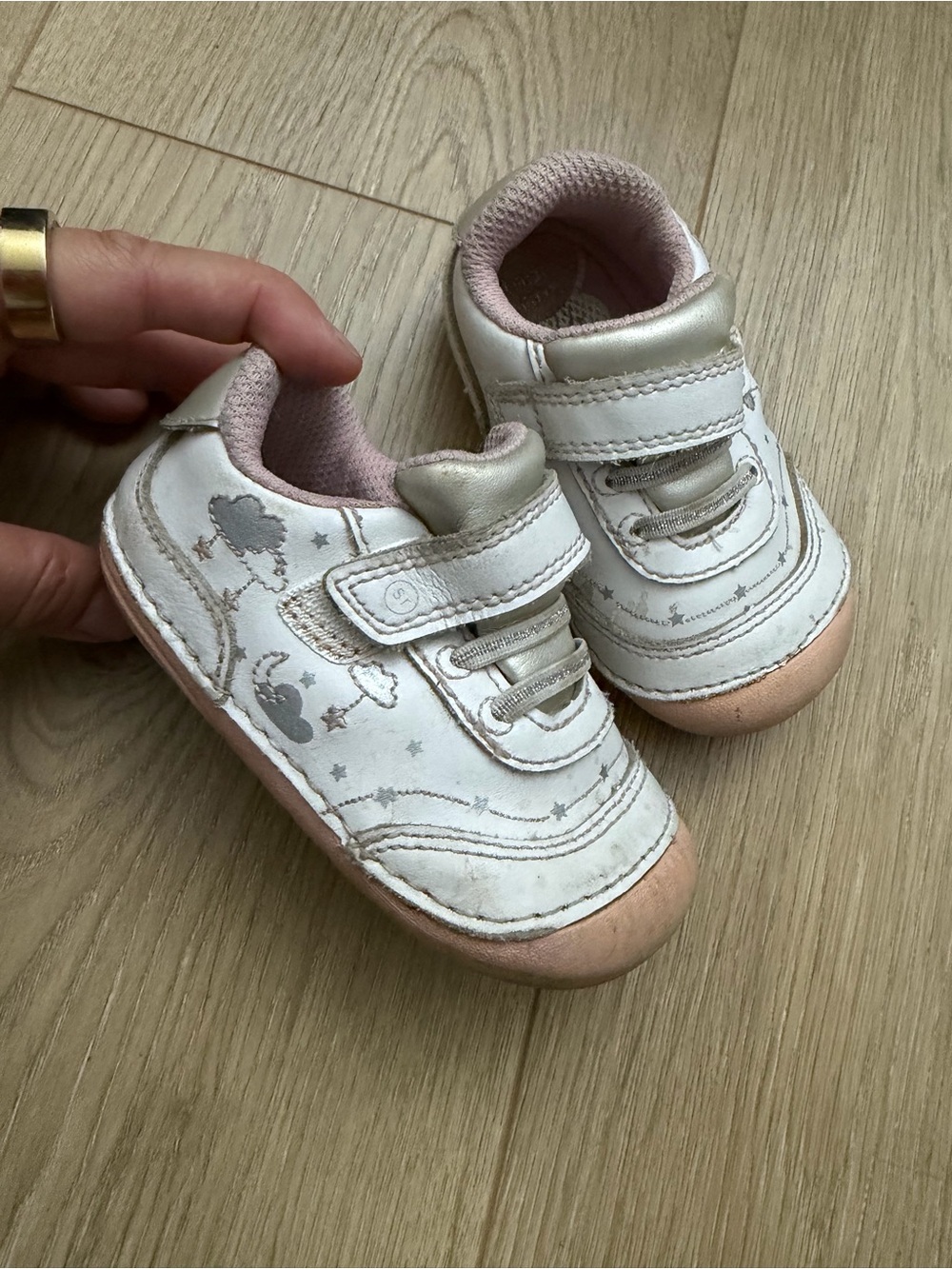 Stride rite girls size 5.5c toddler Kids White and Pink Heart Sneakers